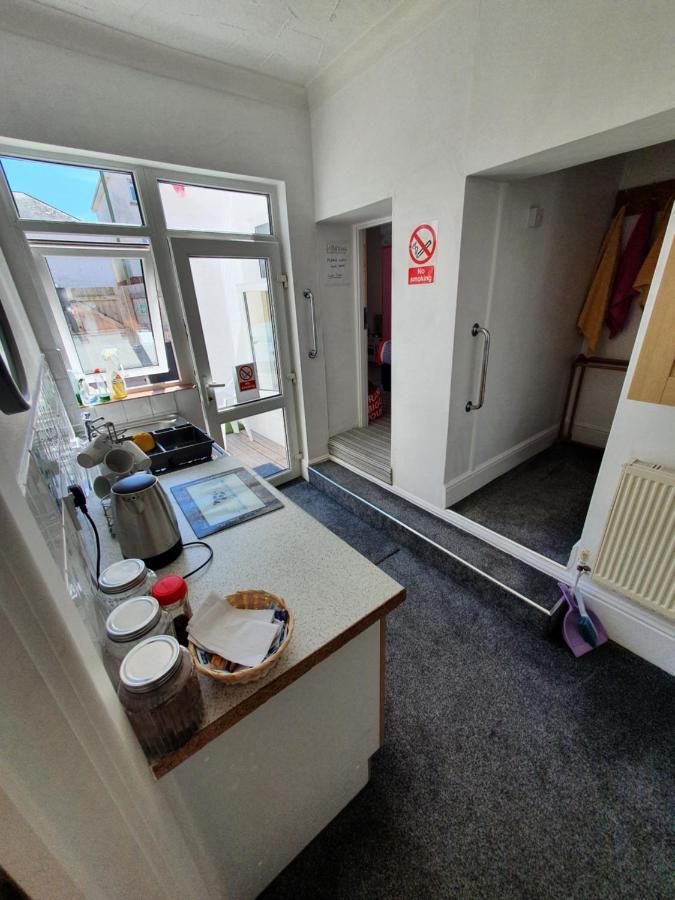Singer House: Seafront Garden Flat with Parking Apartment Paignton Exterior photo